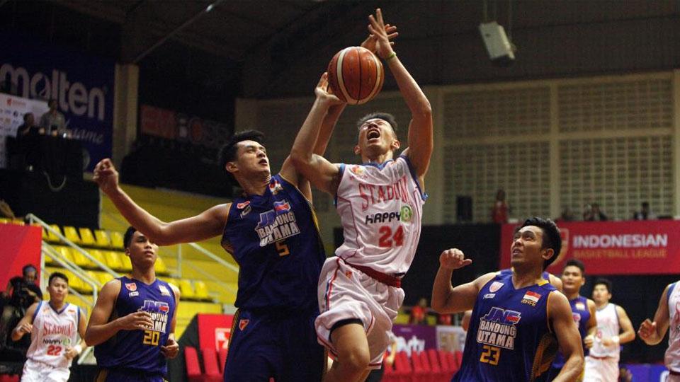 Aksi penetrasi pemain Stadium Abraham Damar Grahita yang dihadang pemain JNE Bandung Utama-Dokumentasi IBL - INDOSPORT